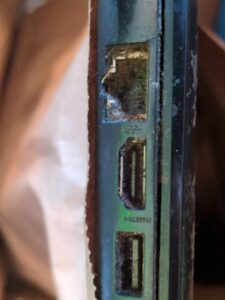 Ports crasseux d'ordinateur portable